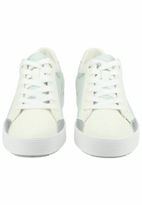 Sneaker bianchi e menta dal design elegante, con chiusura con lacci, suola testurizzata e finitura liscia con dettagli argentati.