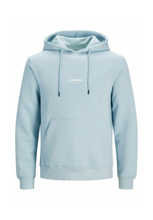 Hellblauer Kapuzenpullover mit vorderer Kängurutasche, Kordelzugkapuze und dem weißen "JJ Studios"-Logo auf der Brust. Weiche Stofftextur.