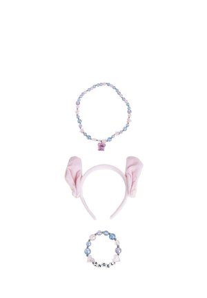 Lila und blaue Perlenkette mit Bärenanhänger, pinkes Stirnband mit Ohren und passendes Perlenarmband mit "ANGEL" auf den Perlen geschrieben.