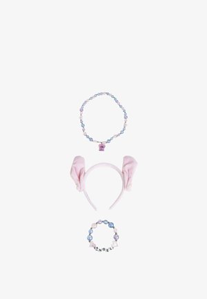 Lila und blaue Perlenkette mit Bärenanhänger, pinkes Stirnband mit Ohren und passendes Perlenarmband mit "ANGEL" auf den Perlen geschrieben.