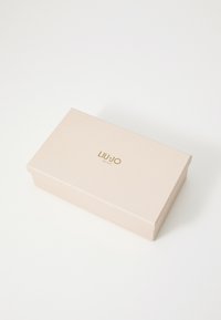 Rektangulær eske i myk rosa med en blank overflate. Stemplet gull "LIU JO MILANO" logo sentrert på lokket. Glatt tekstur.