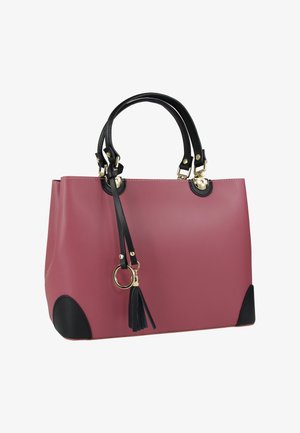 Rosa synthetische Handtasche mit schwarzen Akzenten, zwei kurzen Griffen, goldfarbenen Beschlägen und einem abnehmbaren Quastenanhänger an einem seitlichen Ring.