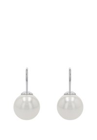 Ett par silverhängande örhängen med stora, runda vita pärlor som hänger från varje krok mot en vit bakgrund.