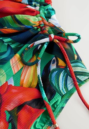 Kolorowy strój kąpielowy z żywym nadrukiem kwiatowym o teksturowanej powierzchni. Zapięcie na sznurek z czerwonymi akcentami i metalowymi detalami.