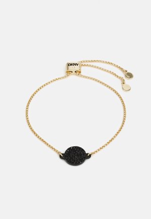 Goldkettchen-Armband mit einem schwarzen runden Anhänger mit strukturierter Oberfläche, gesichert mit einem markierten Verschluss und verstellbaren Kettengliedern.