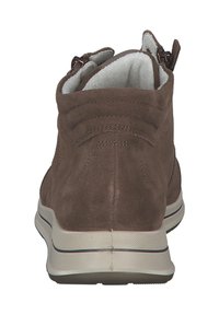 Stivaletti ankle in suede marrone con una morbida fodera, dettagli di cucitura semplici e una suola in gomma bassa con una striscia orizzontale bianca e verde.