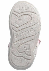 Suola della scarpa con una superficie in gomma bianca testurizzata, caratterizzata da motivi a forma di cuore e scanalature, con il nome del marchio e la taglia "20" incisi.