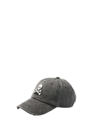 Gorra de béisbol negra desgastada con un emblema blanco de calavera y huesos cruzados en la parte frontal y un ligero deshilachado en los bordes de la visera.