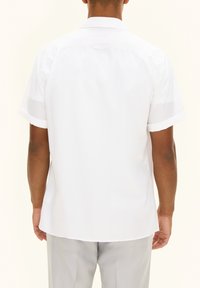 Korte mouwen wit shirt met een klassieke kraag, gladde stof en een lichte glans, met een basic snit en een rechte zoom.