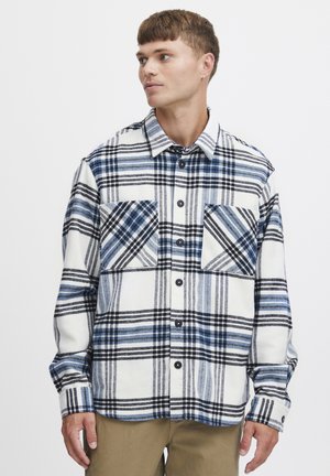 Karierte Flanellbluse in Weiß mit blauen und schwarzen Linien, mit Knopfleiste, zwei Brusttaschen und langen Ärmeln.