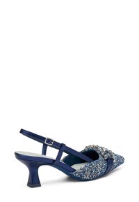 Scarpa slingback con punta affusolata, caratterizzata da una tomaia in tessuto blu texturizzato, un tacco sottile e decorazioni in gioiello sulla parte anteriore.