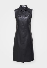 Zwarte mouwloze leren jurk met een knoopsluiting aan de voorkant, een puntige kraag en twee borstzakken met klepdetails.