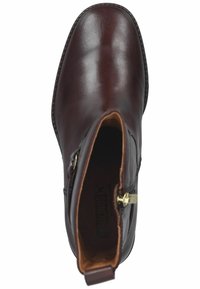 Botín de cuero marrón hasta el tobillo con un acabado liso, detalle de cremallera y puntera redondeada, que cuenta con una suela cosida en contraste y forro interior.