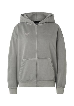 Sudadera gris con cremallera, bolsillos delanteros, un pequeño logo de mariposa en el pecho izquierdo y texto "PECADOR" en el pecho derecho.