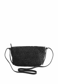 Musta kudottu käsilaukku, jossa on teksturoitu pinta, varustettuna vetoketjulla ja pitkällä, säädettävällä hihnalla, jota voi käyttää crossbody- tai olkalaukkuna.