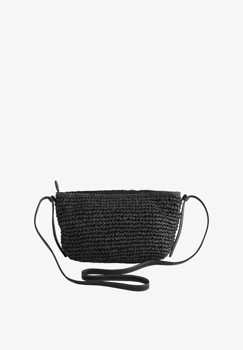 Musta kudottu käsilaukku, jossa on teksturoitu pinta, varustettuna vetoketjulla ja pitkällä, säädettävällä hihnalla, jota voi käyttää crossbody- tai olkalaukkuna.