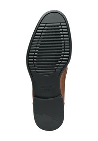 Scarpa in pelle marrone con suola in gomma nera testurizzata caratterizzata da scanalature e motivi circolari. Impresso "GEOX ITALIAN PATENT" sulla suola.