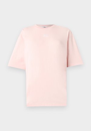 Ροζ ανοιχτό ροζ κοντομάνικο μπλουζάκι από βαμβάκι. Διαθέτει στρογγυλή λαιμόκοψη και μικρό λευκό λογότυπο στο στήθος. Απλός, χαλαρός σχεδιασμός.