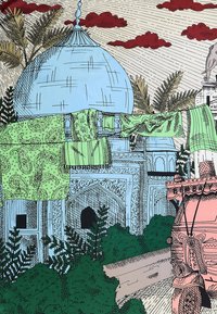 Kolorowa ilustracja niebieskiego budynku z kopułą, owiniętego zielonymi wzorzystymi tkaninami, otoczonego bujną roślinnością i dekoracyjną różową strukturą.