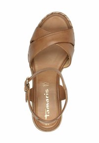 Sandal in pelle marrone con cinghie incrociate, cintura alla caviglia regolabile, soletta imbottita e punta arrotondata. Texture liscia con branding sottile.