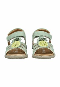 Groene sandaal met open teenontwerp, verstelbare banden en ananasversiering. Structuur onderzijde voor grip, gewatteerde voetbed voor comfort.