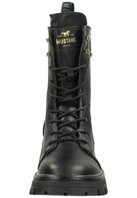 Stivaletto nero realizzato in pelle con lacci frontali, dettagli in metallo dorato e suola in gomma texturizzata. Caratterizzato da un logo sulla linguetta.