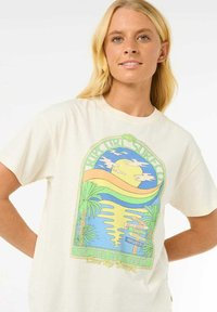 Camiseta de algodón crema con un diseño gráfico retro colorido que presenta palmeras, sol y olas. Incluye el texto: "SOL, MAR, SAL Y ARENA."