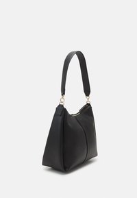 Bolso de mano de cuero negro con una forma triangular estructurada. Presenta una correa larga y detalles en dorado, con una parte superior con cremallera para el cierre.