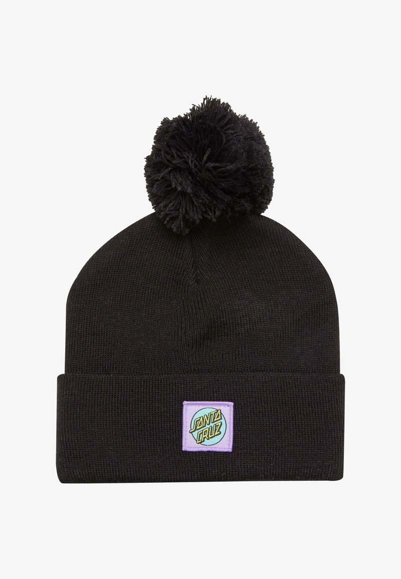 Melns adīts cepure ar lielu pom-pomu augšā un salocītu maldīti. Izceļas ar kvadrātveida uzšuvīti ar daudzkrāsainu "SANTA CRUZ" logo.