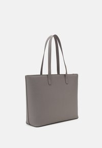 Bolso de tote sintético gris con dos asas planas, forma rectangular, textura suave y diseño minimalista. Sin herrajes o acentos visibles.