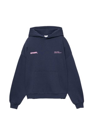 Sweatshirt à capuche bleu marine avec poche avant, logo rose "STWD" sur la poitrine gauche et texte "Stay United Global Community" sur la poitrine droite.