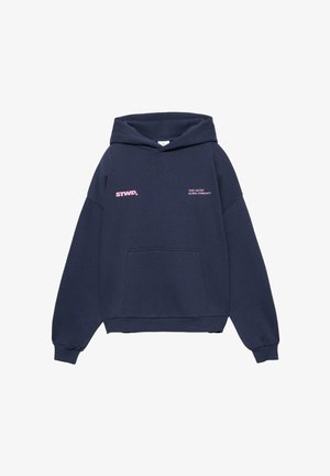 Sweatshirt à capuche bleu marine avec poche avant, logo rose "STWD" sur la poitrine gauche et texte "Stay United Global Community" sur la poitrine droite.