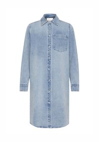 Abito camicia in denim blu chiaro con maniche lunghe, chiusura con bottoni frontale, una tasca sul petto e orlo curvo. Vestibilità regolare e texture liscia.