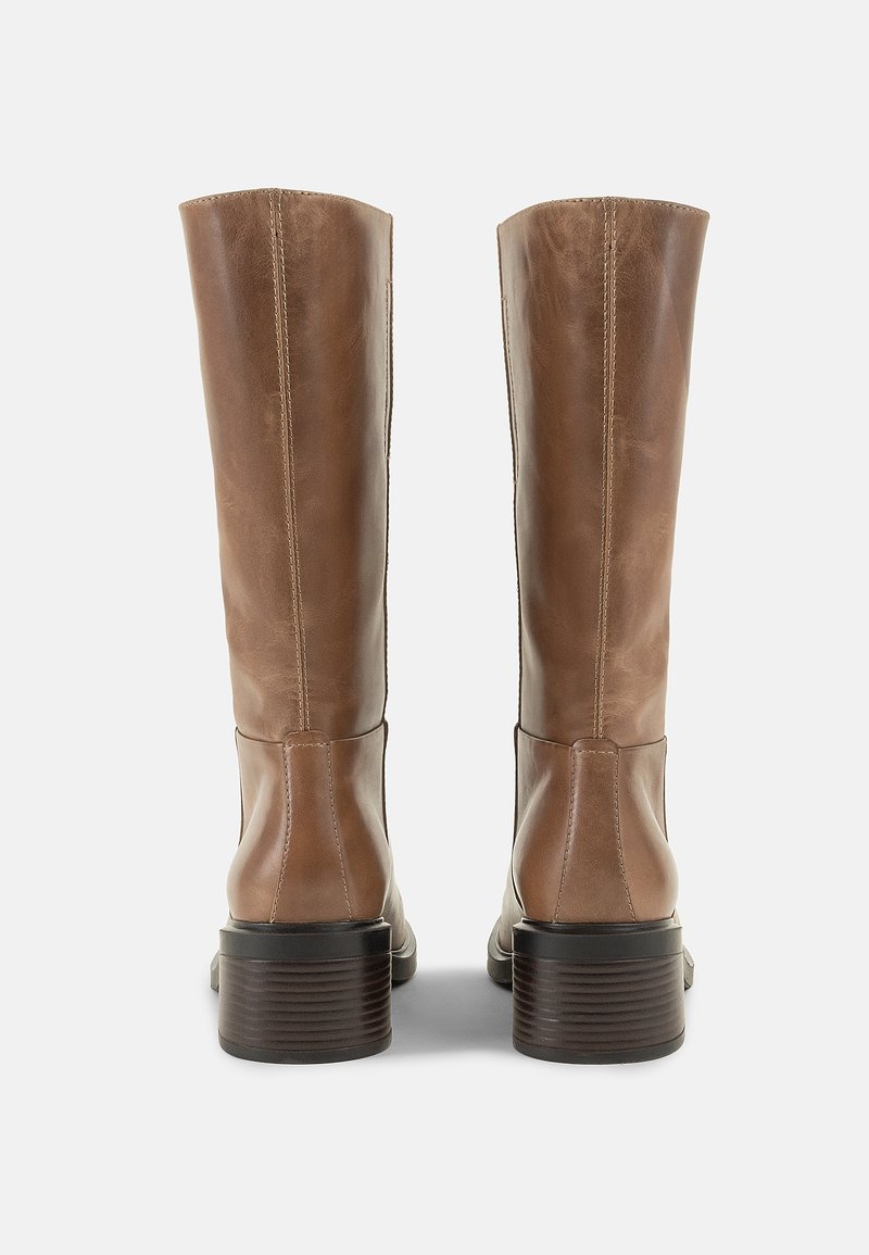 Stivali alti fino al ginocchio in pelle marrone con una superficie liscia, design dritto e tacco a blocco rettangolare. Presentano cuciture visibili sul retro.