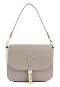 Borsa a tracolla in pelle grigia con chiusura a patta, caratterizzata da un logo metallico a "V" e dettagli in catena dorata. Texture liscia e tracolla regolabile.