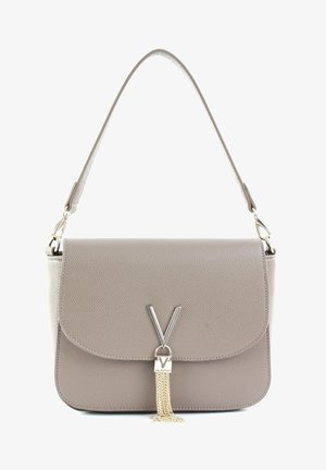 Szara skórzana torebka z klapką, z metalowym logo "V" i złotym łańcuchem. Gładka faktura i regulowany pasek na ramię.
