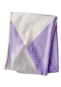 Blødt kastetæppe med et geometrisk design i lavendel og hvid, med en luksuriøs tekstur og en fluffy, cremede inderside.