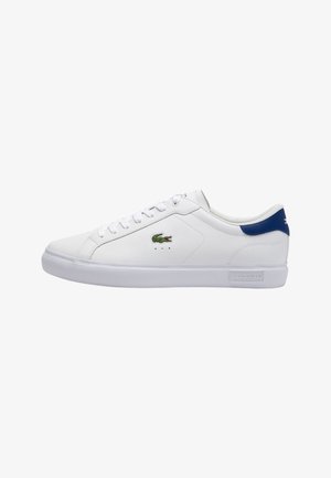 Sneaker bianca Lacoste a taglio basso con lacci bianchi, logo coccodrillo verde sul lato e linguetta sul tallone blu, vista dal lato esterno.