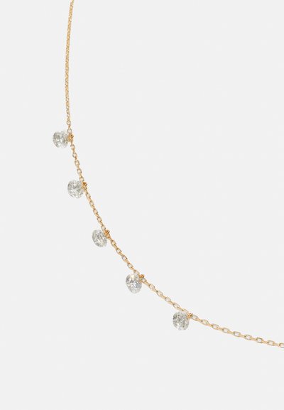 Χρυσή αλυσίδα με κολιέ που διαθέτει πέντε ομοιόμορφα τοποθετημένες, στρογγυλές, διάφανες πέτρες, με λεία επιφάνεια και λεπτό σχέδιο.