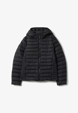 Zwarte gewatteerde jas met ritssluiting aan de voorkant, capuchon en doorgestikte textuur met horizontale lijnen voor isolatie. Lichtgewicht en compact ontwerp.