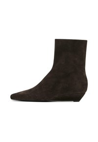 Hnědá semišová kotníková botka s špičatou špičkou a klínovým podpatkem. Hladký povrch, minimalistický design a žádné viditelné kovy či vzory.