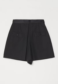 Shorts noirs sur mesure avec une ceinture lisse, deux poches avant avec boutons, et un design plissé pour la structure.