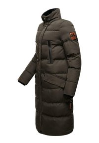 Long puffer coat in dark green material, featuring horizontal stitching, a high collar, multiple pockets, and brown leather accents.