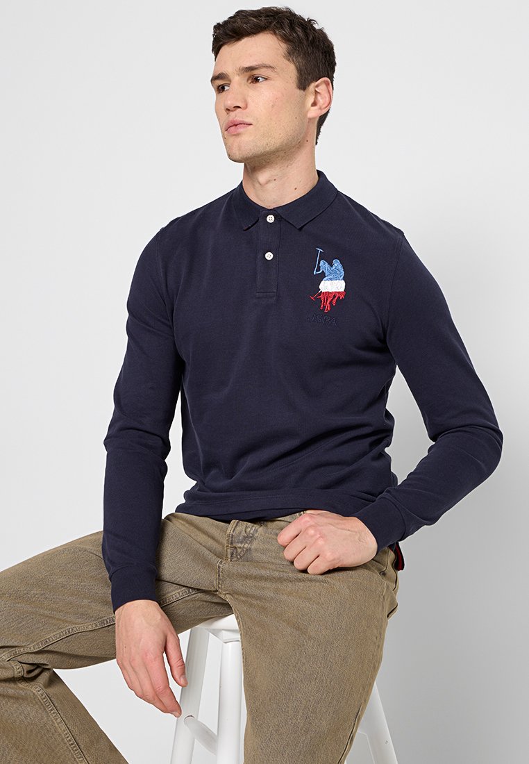 Polo shirt a maniche lunghe navy in cotone, caratterizzato da un grafico colorato ricamato sul petto e un colletto.