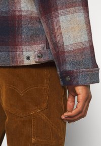 Carhartt WIP Allvädersjacka - dark red