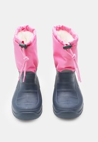 Botas impermeables aisladas con una base de goma azul oscura y parte superior de tela rosa, con cordón y forro interior suave para mayor calidez.