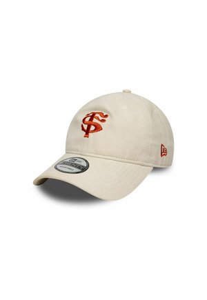 Beige verstellbare Baseballkappe mit gebogenem Schirm und rotem, gesticktem, stilisiertem "SF"-Logo vorne, New Era-Logo an der Seite.