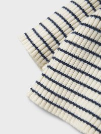 Dzianina w paski w kolorze kremowym z poziomymi granatowymi liniami. Charakteryzuje się żebrowaną fakturą oraz miękkim, rozciągliwym materiałem.