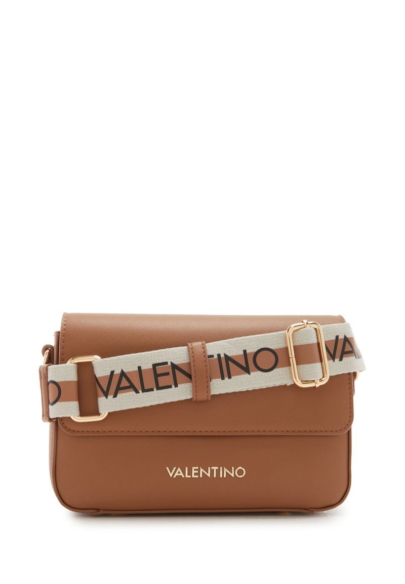 Sac en cuir marron porté en bandoulière avec fermeture à rabat, bandoulière de marque en beige et marron, matériel en or et texture lisse.