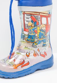 Rubberen regenlaars met blauwe zool en veters. Heeft kleurrijke brandweergraphics, vlammen en een brandweerwagenontwerp op een transparante achtergrond.